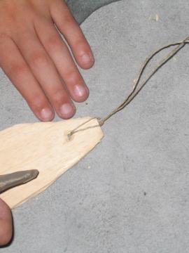 Photographie d'une animation pédagogique de fabrication d'un rhombe en bois