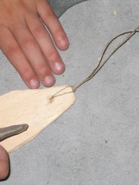 Photographie d'une animation pédagogique de fabrication d'un rhombe en bois