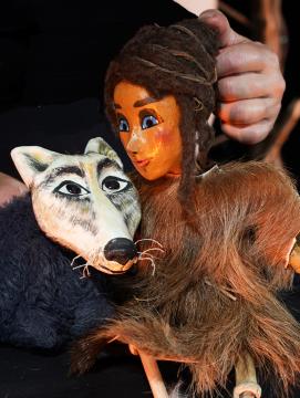 Photographies de marionnettes utilisées lors du spectacle intitulé "Niébé et la femme bison"