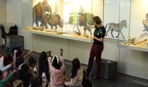 Photographie d'une visite guidée du musée avec une classe de maternelle