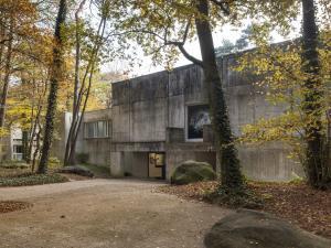 Vue de l'entrée du musée depuis le parc en automne