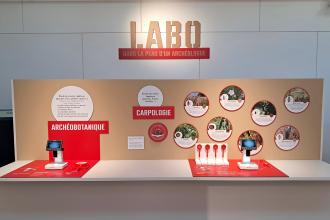 Photographie de l'espace interactif de l'exposition "ça en jette ! Quand l'archéologie s'intéresse à nos déchets".