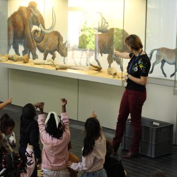 Photographie d'une visite guidée du musée avec une classe de maternelle