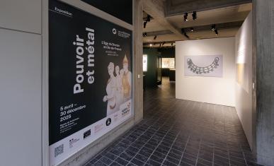 Vue de l'entrée de l'exposition "Pouvoir et métal"