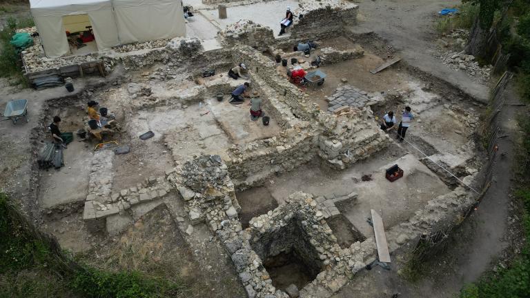 Photographie des fouilles archéologiques menées sur le site de l'ermitage médiéval de la Butte St-Louis à Fontainebleau