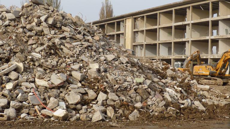 Photographie d'un tas de déblais résultant de la démolition d'un immeuble d'habitation