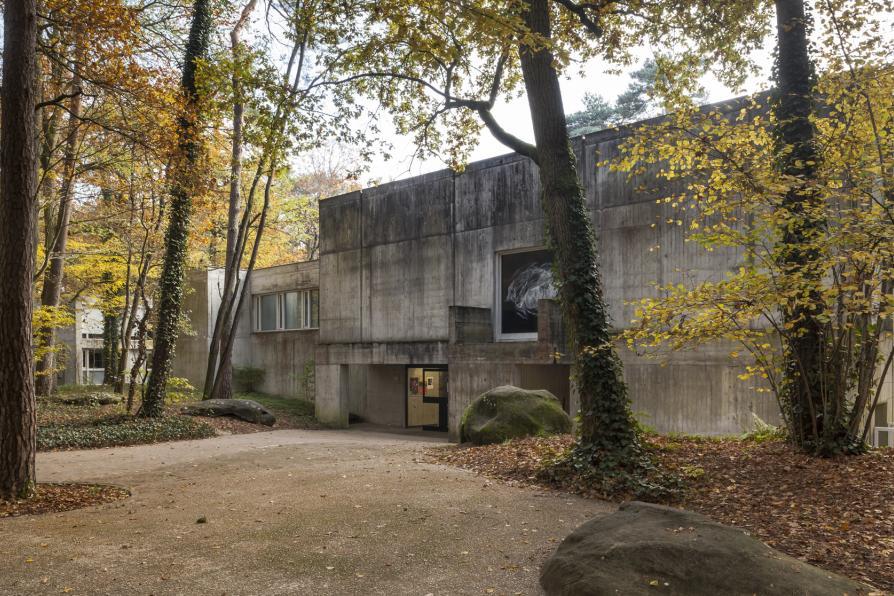 Vue de l'entrée du musée depuis le parc en automne