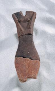 Statuette en terre cuite d'une figurine féminine.